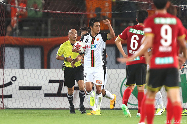 70分に2点差を追いつく同点ゴールを決めた岸田 和人（山口）【明治安田Ｊ２ 第19節 金沢vs山口】