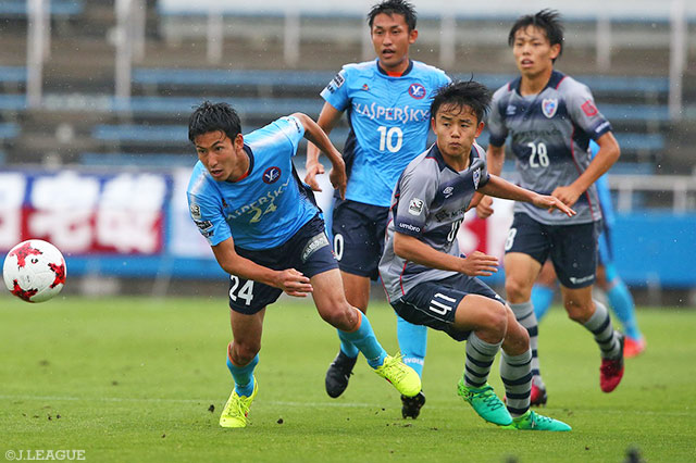 雨中のピッチ上でボールを追う奥田 裕貴（YS横浜）と久保 建英（Ｆ東23）【明治安田Ｊ３ 第13節 YS横浜vsＦ東23】