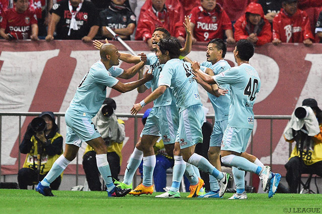 激闘の幕開けを告げる先制ヘッドを決めた大井 健太郎（磐田）【明治安田Ｊ１ 第15節 浦和vs磐田】