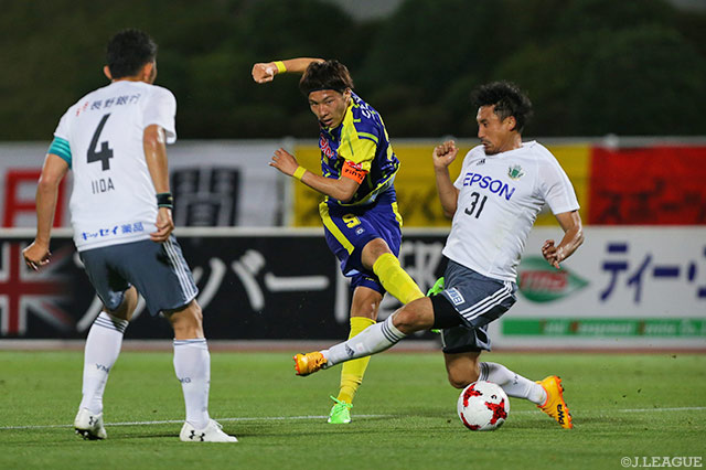 鋭いボレーシュートで松本ゴールを強襲した山岸 祐也（群馬）【明治安田Ｊ２ 第19節 群馬vs松本】