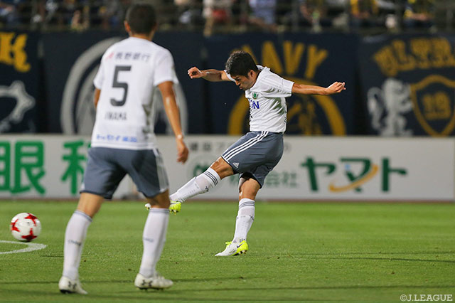 地を這うようなミドルシュートを突き刺し、リードを広げた宮阪 政樹（松本）【明治安田Ｊ２ 第19節 群馬vs松本】