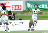 17分に先制ゴールを決めた岩元 颯オリビエ（鳥取）【明治安田Ｊ３ 第14節 琉球vs鳥取】