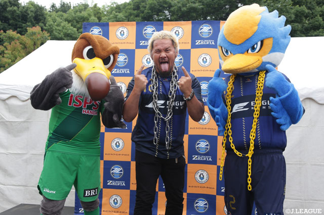 ヴェルディ君とゼルビーが真壁刀義さんと同じポーズでパシャリ【明治安田Ｊ２ 第20節 町田vs東京Ｖ】