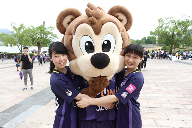 サポに挟まれ嬉しそうなサンチェ【明治安田Ｊ１ 第16節 広島vs大宮】