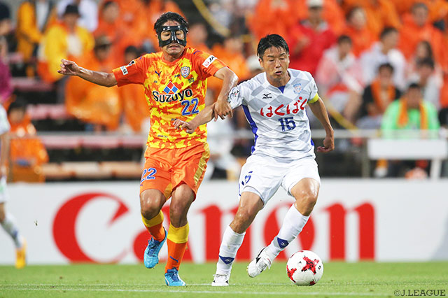 中盤で火花を散らすかつてのチームメイト、枝村 匠馬（清水）と兵働 昭弘（甲府）【明治安田Ｊ１ 第16節 清水vs甲府】