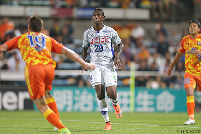 交代出場でＪ初出場を果たした新戦力のジュニオール バホス（甲府）【明治安田Ｊ１ 第16節 清水vs甲府】
