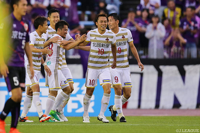 中美 慶哉（#10）の2試合連続ゴールが金沢のＪ２アウェイ通算50得点目となった【明治安田Ｊ２ 第20節 京都vs金沢】