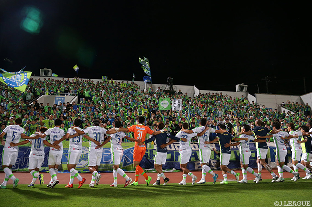 ファン・サポーターと今季初の３連勝を喜ぶ湘南の選手達【明治安田Ｊ２ 第20節 横浜FCvs湘南】