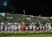 ファン・サポーターと今季初の３連勝を喜ぶ湘南の選手達【明治安田Ｊ２ 第20節 横浜FCvs湘南】