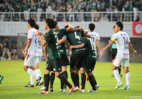 39分にヘディングで先制ゴールを決めた飯田 真輝（松本 #4）【明治安田Ｊ２ 第20節 松本vs岡山】