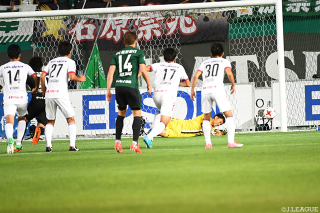 83分に迎えたPKのピンチをビッグセーブで防いだGK一森 純（岡山）【明治安田Ｊ２ 第20節 松本vs岡山】