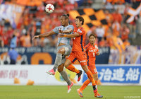 ウェリントン（福岡）との空中戦に挑む田中 裕人（愛媛）【明治安田Ｊ２ 第20節 愛媛vs福岡】