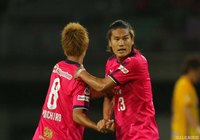 ともにゴールを決めたＣ大阪の柿谷 曜一朗（＃8）と山下 達也が握手を交わす【明治安田Ｊ１ 第16節 仙台vsＣ大阪】