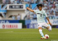 右サイドでタメを作り先制点の起点となった中村 俊輔（磐田）【明治安田Ｊ１ 第16節 磐田vsFC東京】