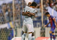 この日2アシストの川辺 駿と抱き合うアダイウトン（磐田）【明治安田Ｊ１ 第16節 磐田vsFC東京】