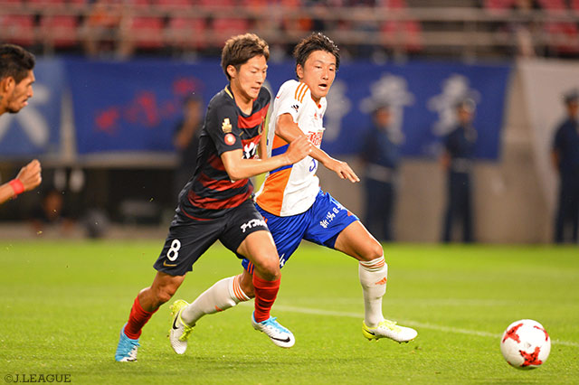 激しく競り合う土居 聖真（鹿島）と原 輝綺（新潟）【明治安田Ｊ１ 第16節 鹿島vs新潟】