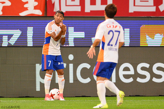 チーム最多となる4本のシュートで気を吐いたホニ（新潟）【明治安田Ｊ１ 第16節 鹿島vs新潟】