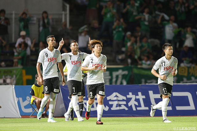 リードを３点に広げる今季９点目のゴールを決めたアラン ピニェイロ（東京Ｖ）【明治安田Ｊ２ 第20節 町田vs東京Ｖ】