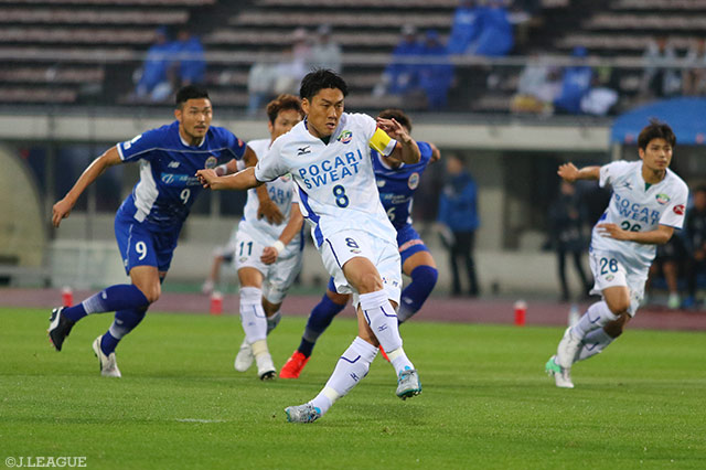 先制PKで大量得点の口火を切った岩尾 憲（徳島）【明治安田Ｊ２ 第20節 山形vs徳島】