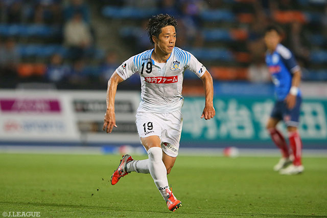 先制点となるクロスを供給した仲間 隼斗（讃岐）【明治安田Ｊ２ 第20節 水戸vs讃岐】