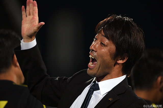接戦を制しベンチスタッフと勝利を喜ぶ下平 隆宏監督（柏）【明治安田Ｊ１ 第16節 柏vs札幌】