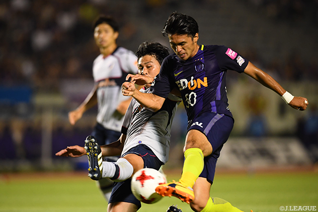 工藤 壮人（広島）のシュートを体を張って防ぐ丸山 祐市（FC東京）【ルヴァンカップ プレーオフステージ 第1戦 広島vsFC東京】