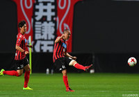 前線へパスを送る小野 伸二（札幌）【ルヴァンカップ プレーオフステージ 第1戦 札幌vsＣ大阪】