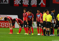 ホームでの第１戦に完敗し肩を落とす札幌の選手達【ルヴァンカップ プレーオフステージ 第1戦 札幌vsＣ大阪】