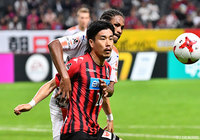 カヌ（清水）のタイトなマークを受ける早坂 良太（札幌）【明治安田Ｊ１ 第17節 札幌vs清水】