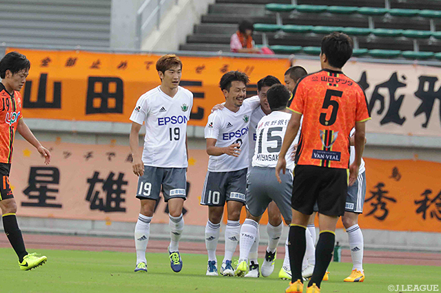 １６分に右足で先制ゴールを決めた工藤 浩平（松本）【明治安田Ｊ２ 第21節 山口vs松本】