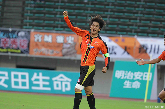 40分に今季初得点となる同点ゴールを決めた三幸 秀稔（山口）【明治安田Ｊ２ 第21節 山口vs松本】