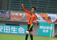 40分に今季初得点となる同点ゴールを決めた三幸 秀稔（山口）【明治安田Ｊ２ 第21節 山口vs松本】