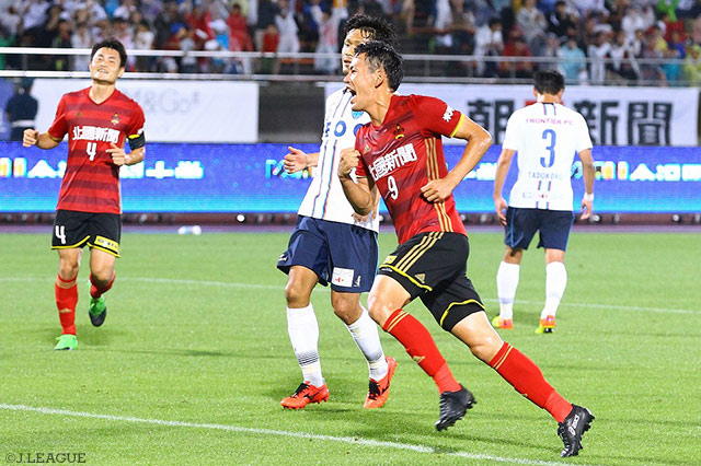 佐藤 洸一の逆転PKで今季初の3連勝を飾った金沢【明治安田Ｊ２ 第21節 金沢vs横浜FC】