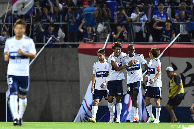 59分に均衡を破る先制ゴールを決めたマルティノス（横浜FM）【明治安田Ｊ１ 第17節 大宮vs横浜FM】