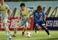 ライン際の攻防を繰り広げる飯尾 竜太朗（長崎）と高木 和正（讃岐）【明治安田Ｊ２ 第21節 讃岐vs長崎】