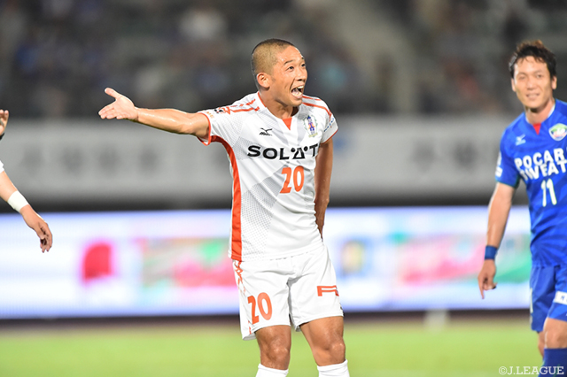 今季6点目となる同点ゴールを決めた河原 和寿（愛媛）【明治安田Ｊ２ 第21節 徳島vs愛媛】