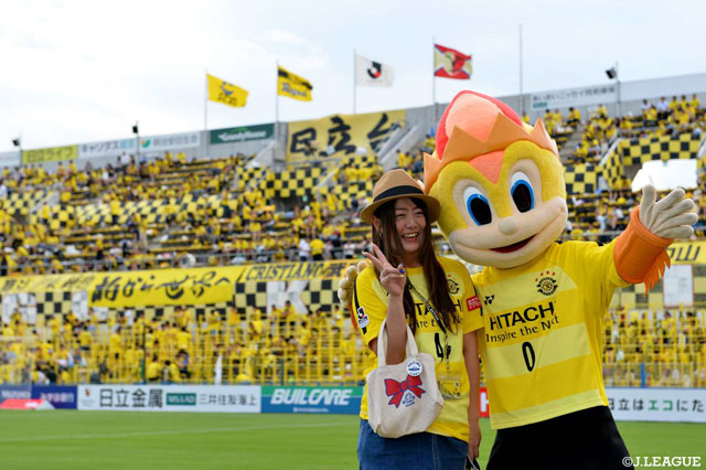 ピッチサイドでレイくんと記念撮影【明治安田Ｊ１ 第17節 柏vs鹿島】