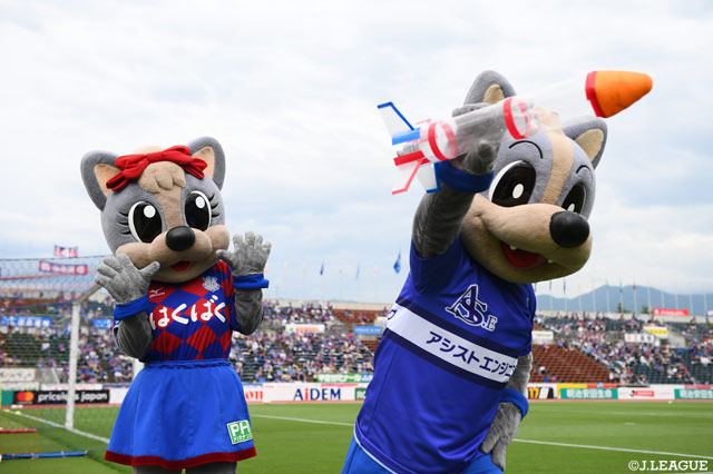 ペットボトルロケットを飛ばして遊ぶヴァンくんとフォーレちゃん【明治安田Ｊ１ 第17節 甲府vs鳥栖】