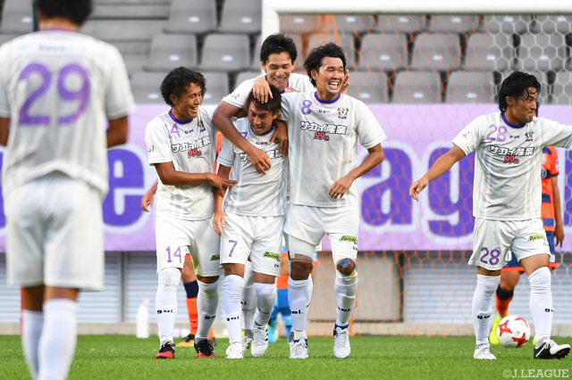 藤枝の先制点を決め2試合連続得点の遠藤 敬佑（#8）と追加点を決めた枝本 雄一郎（#7）【明治安田Ｊ３ 第15節 長野vs藤枝】