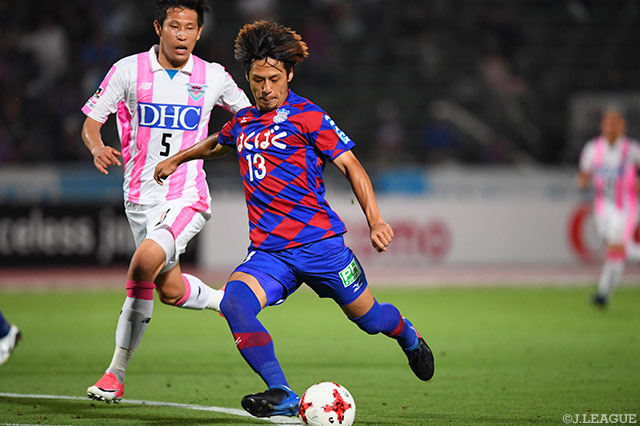 決定機を迎えるも相手DFのブロックに阻まれた河本 明人（甲府）【明治安田Ｊ１ 第17節 甲府vs鳥栖】
