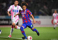 決定機を迎えるも相手DFのブロックに阻まれた河本 明人（甲府）【明治安田Ｊ１ 第17節 甲府vs鳥栖】