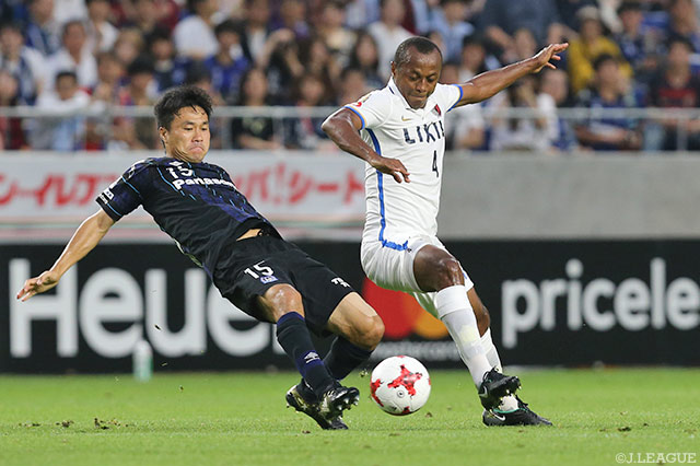 中盤で火花を散らす今野 泰幸（Ｇ大阪）とレオ シルバ（鹿島）【明治安田Ｊ１ 第17節 Ｇ大阪vs鹿島】