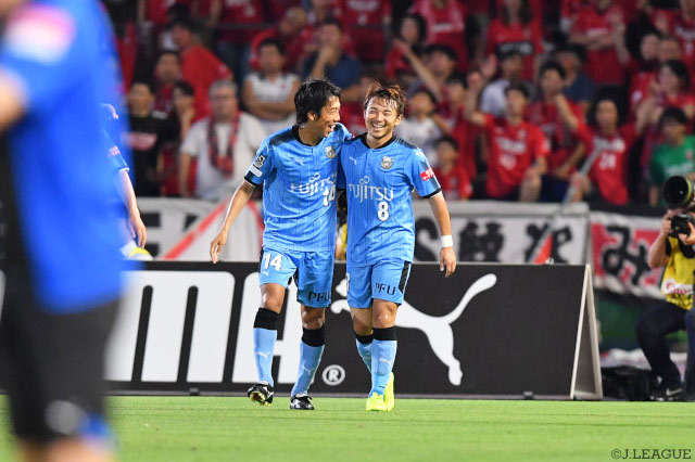 川崎Ｆの2点目をアシストした中村 憲剛（左）と得点した阿部 浩之（右）【明治安田Ｊ１ 第13節 川崎Ｆvs浦和】