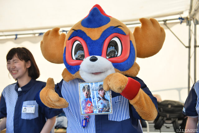 お店でお手伝いをする東京ドロンパ【明治安田Ｊ１ 第18節 FC東京vs鹿島】