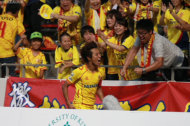 この日も2得点を奪い4試合連続ゴールを決めた池元 友樹（北九州）【明治安田Ｊ３ 第16節 北九州vs盛岡】