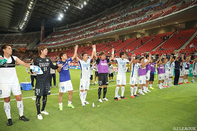 今季初の4連勝をファン・サポーターと喜ぶ徳島の選手達【明治安田Ｊ２ 第22節 名古屋vs徳島】