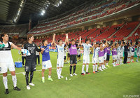 今季初の4連勝をファン・サポーターと喜ぶ徳島の選手達【明治安田Ｊ２ 第22節 名古屋vs徳島】