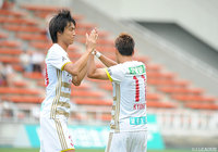 20分に今季初ゴールとなる直接FKを決めた杉浦 恭平（金沢／右）【明治安田Ｊ２ 第22節 福岡vs金沢】