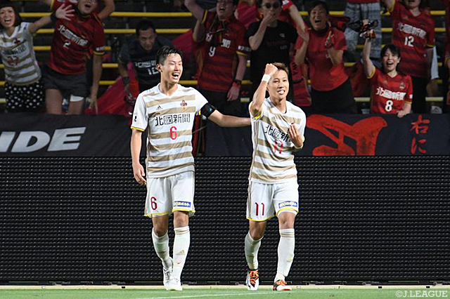 試合終盤84分にも右脚で追加点を決めた杉浦 恭平（金沢）【明治安田Ｊ２ 第22節 福岡vs金沢】