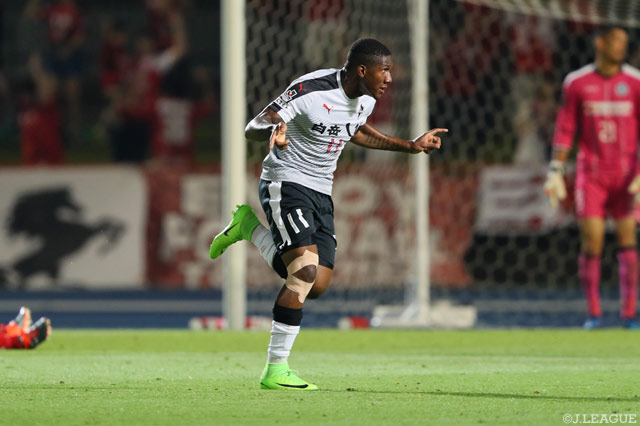 試合終了間際に起死回生の同点ゴールを奪取したグスタボ（熊本）【明治安田Ｊ２ 第22節 水戸vs熊本】